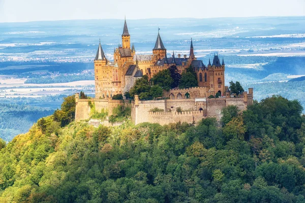 Hechingen, Almanya - 17 Ağustos 2018: Almanca Kaiser's Hohenzollern Kalesi, Stuttgart, Almanya tarafından kara orman içinde yer alan