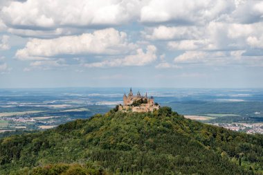 Hechingen, Almanya 17 Ağustos 2018: Hohenzollern Kalesi soylu aile atalarımızın yuvası ve eski hükümdarlık Prusya Kraliyet ve Alman İmparatorluk Evi Hohenzollern olduğunu