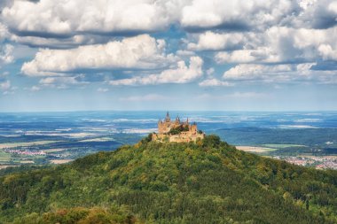 Hechingen, Almanya 17 Ağustos 2018: Hohenzollern Kalesi soylu aile atalarımızın yuvası ve eski hükümdarlık Prusya Kraliyet ve Alman İmparatorluk Evi Hohenzollern olduğunu
