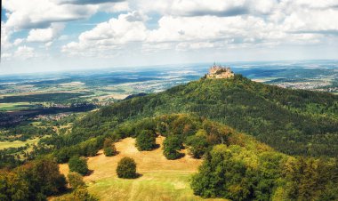 Hechingen, Almanya 17 Ağustos 2018: Hohenzollern Kalesi Hohenzollern İmparatorluk ev atalarının koltuğum. Mount Hohenzollern, yukarıdaki ve güneyinde Hechingen Baden-Wrttemberg, Almanya üzerinde bulunduğu.