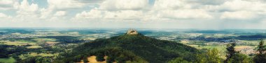 Hechingen, Almanya 17 Ağustos 2018: Hohenzollern Kalesi Hohenzollern İmparatorluk ev atalarının koltuğum. Mount Hohenzollern, yukarıdaki ve güneyinde Hechingen Baden-Wrttemberg, Almanya üzerinde bulunduğu.