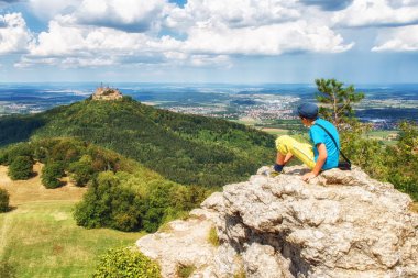 Hechingen, Almanya - 17 Ağustos 2018: Genç çocuk ünlü Hohenzollern Kalesi güneşli bir günde, Almanya arıyorsunuz