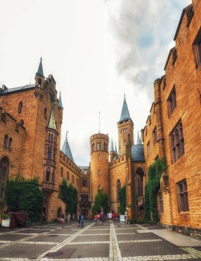 Hechingen, Almanya 17 Ağustos 2018: Hohenzollern Kalesi Hohenzollern İmparatorluk ev atalarının koltuğum. Mount Hohenzollern, yukarıdaki ve güneyinde Hechingen Baden-Wrttemberg, Almanya üzerinde bulunduğu.