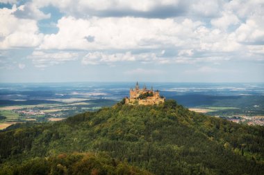 Hechingen, Almanya - 17 Ağustos 2018: Hohenzollern Kalesi soylu aile atalarımızın yuvası ve eski hükümdarlık Prusya Kraliyet ve Alman İmparatorluk Evi Hohenzollern olduğunu