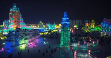 Harbin, Çin - 14 Şubat 2014: Harbin uluslararası buz Festivali sanat her kış Harbin içinde yer alan Expo, dünyanın en büyük buz festivallerinden biridir. Büyük yapılar üzerinden Songhu alınan buz 2-3 ft blokları inşa