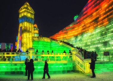 Harbin, Çin - 14 Şubat 2014: Harbin buz ve kar dünya. Kişi ziyaret ediyor. Harbin, Heilongjiang, Çin'de bulunmaktadır.