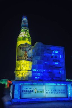 Harbin, Çin - 14 Şubat 2014: Dev reklam şişe bira Harbin buz ve kar dünya festivali Çin marka