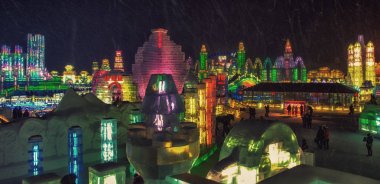 Harbin buz ve kar dünya. Kişi ziyaret ediyor. Harbin, Heilongjiang, Çin'de bulunmaktadır.