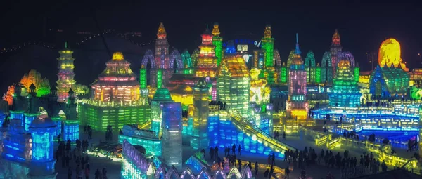 Harbin, Çin - 14 Şubat 2014: Harbin uluslararası buz Festivali sanat her kış Harbin içinde yer alan Expo, dünyanın en büyük buz festivallerinden biridir. Büyük yapılar üzerinden Songhu alınan buz 2-3 ft blokları inşa