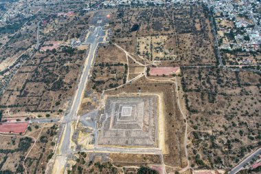 Havadan görünümü Teotihuacan güneşler piramit arka öndeki sen uyduları piramit gözlemleyebilirsiniz.
