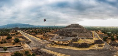 panoramik Teotihuacan kalıntıları ile bir alt Vadisi Meksika - ölüler Avenue ve güneş ve ayın bir sıcak hava balonu görülen piramit içinde renkli balonlar