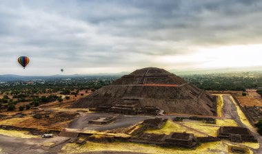 Teotihuacan, güneşin bir sıcak hava balonu görüldüğü gibi piramit