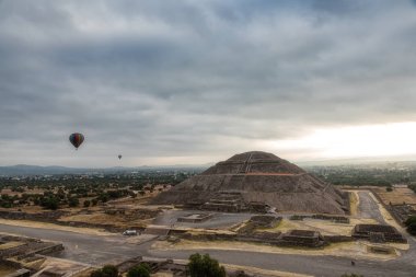Teotihuacan, güneşin bir sıcak hava balonu görüldüğü gibi piramit