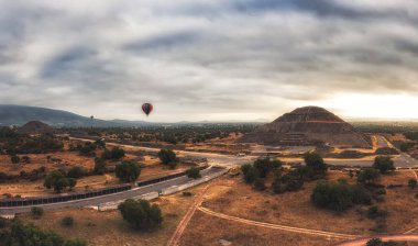 Teotihuacan, ölülerin Avenue ve bir sıcak hava balonu görüldüğü gibi güneş piramit