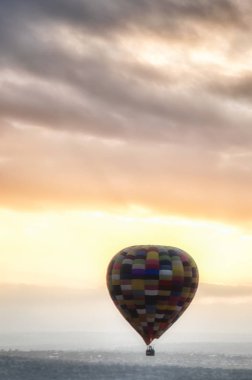 Meksika 'da güneşin doğuşunda uçan sıcak hava balonu