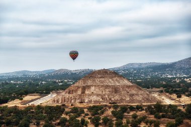 Teotihuacan antik tarihi kültür kentinde Güneş Piramitleri 'nde sıcak balonlar, Aztek uygarlığının eski harabeleri, Meksika, Güney Amerika