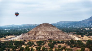Teotihuacan antik tarihi kültür kentinde Güneş Piramitleri 'nde sıcak balonlar, Aztek uygarlığının eski harabeleri, Meksika, Güney Amerika