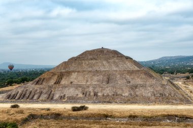Teotihuacan antik tarihi kültür kentinde Güneş Piramitleri 'nde sıcak balonlar, Aztek uygarlığının eski harabeleri, Meksika, Güney Amerika