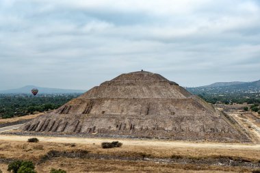 Teotihuacan antik tarihi kültür kentinde Güneş Piramitleri 'nde sıcak balonlar, Aztek uygarlığının eski harabeleri, Meksika, Güney Amerika