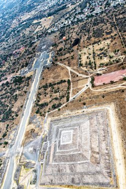 Teotihuacan havadan görünümü, ön Güneş Piramidi, arka tarafta sen Moons piramit gözlemleyebilirsiniz.