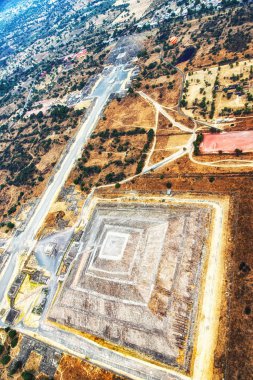 Teotihuacan havadan görünümü, ön Güneş Piramidi, arka tarafta sen Moons piramit gözlemleyebilirsiniz.