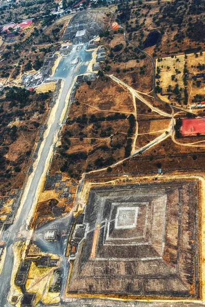 Havadan görünümü Teotihuacan güneşler piramit arka öndeki sen uyduları piramit gözlemleyebilirsiniz.