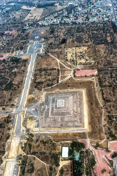 Teotihuacan havadan görünümü, ön Güneş Piramidi, arka tarafta sen Moons piramit gözlemleyebilirsiniz.