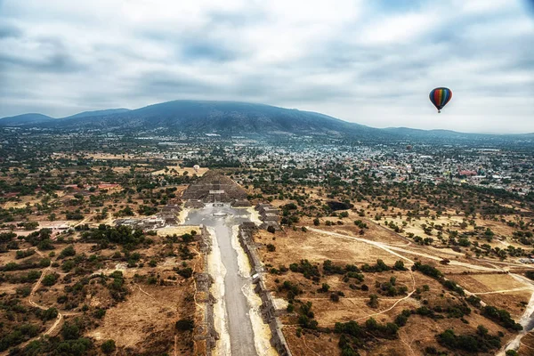 Vista Deslumbrante Teotihuacan Pirâmide Sóis Cercada Por Balões Quente Tiro — Fotografia de Stock