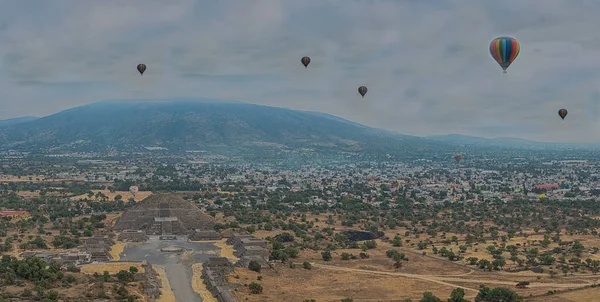 Vista Deslumbrante Teotihuacan Pirâmide Sóis Cercada Por Balões Quente Tiro — Fotografia de Stock