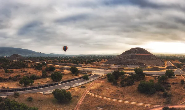 从热气球上看到的特奥蒂瓦坎 死亡大道和太阳金字塔 — 图库照片