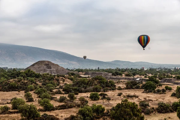 Hot air balloon with Pyramid of the Moon in background, Archaeological Zone of Teotihuacan, UNESCO World Heritage Site,
