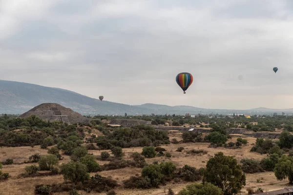 Balão Quente Com Pirâmide Lua Fundo Zona Arqueológica Teotihuacan Patrimônio — Fotografia de Stock