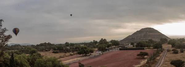 Wspaniały Widok Piramidy Teotihuacan Suns Otoczony Balonów Ogrzane Powietrze Strzał — Zdjęcie stockowe