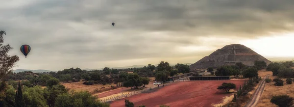 Vista Deslumbrante Teotihuacan Pirâmide Sóis Cercada Por Balões Quente Tiro — Fotografia de Stock