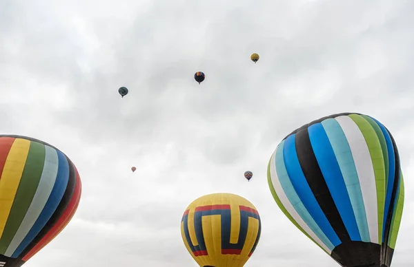 Balony Gorącym Powietrzu Przeciw Pochmurno Niebo — Zdjęcie stockowe