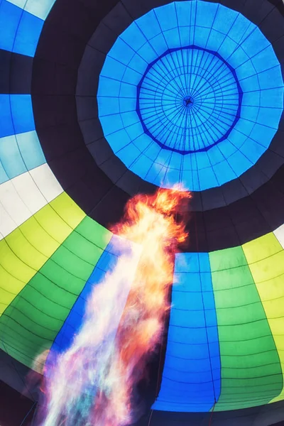 Balon yangın şişirmek hava sıcak mavi dikey iç.