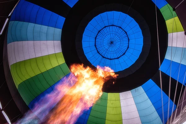 Balon yangın şişirmek hava sıcak mavi dikey iç.