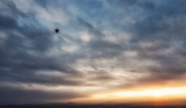 Силует Повітряної Кулі Піднімається Красиве Небо Сході Сонця — стокове фото