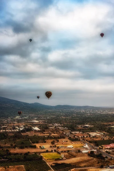 Vista Ângulo Alto Balões Quente Voando Sobre Paisagem México — Fotografia de Stock