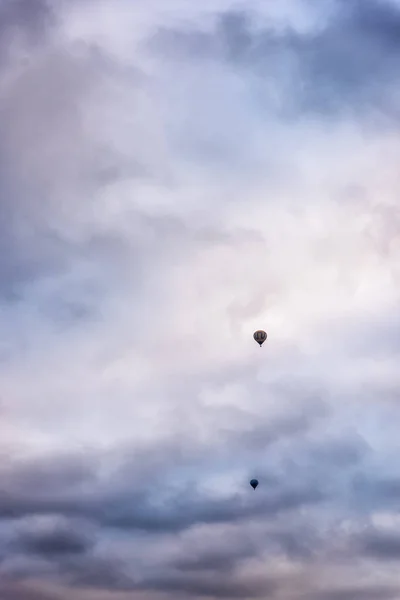 Silhueta Balão Quente Subindo Belo Céu Nascer Sol — Fotografia de Stock