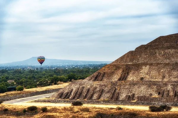 Teotihuacan antik tarihi kültür kentinde Güneş Piramitleri 'nde sıcak balonlar, Aztek uygarlığının eski harabeleri, Meksika, Güney Amerika