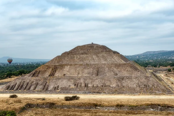 Teotihuacan antik tarihi kültür kentinde Güneş Piramitleri 'nde sıcak balonlar, Aztek uygarlığının eski harabeleri, Meksika, Güney Amerika