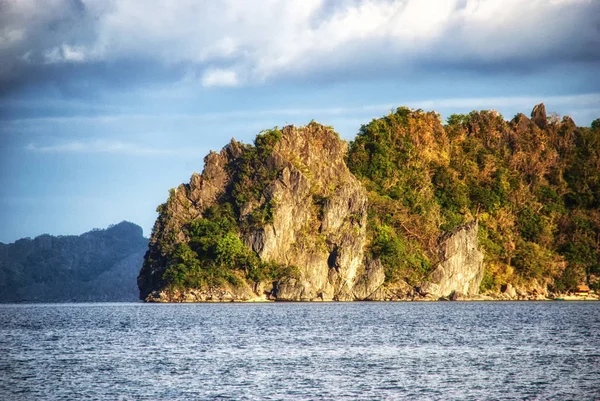 Klippformation i havet - El Nido, Palawan, Filippinerna — Stockfoto