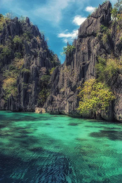 Klippformation i havet - El Nido, Palawan, Filippinerna — Stockfoto