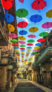 Kudüs 'te bir sokağın üstünde çok renkli şemsiyeler