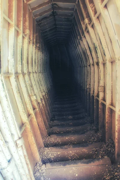 En trappa i en gammal militär bunker. — Stockfoto