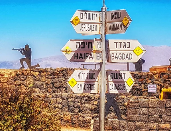 Routebeschrijving teken op Mount Bental op de grens tussen Israël en — Stockfoto