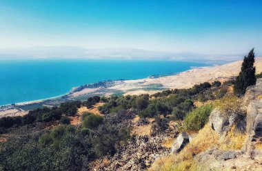 Celile Denizi çevresindeki güzel tarlalar ve dağlar 