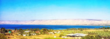 Celile Denizi (Kinneret Gölü) ve Golan Tepeleri backgrou içinde