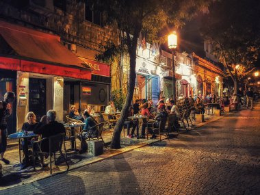 Kudüs, İsrail - 10 Eylül 2018: Genç p otururken öttü